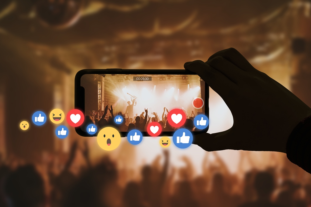 Live streaming concert for online social media with audience reactions